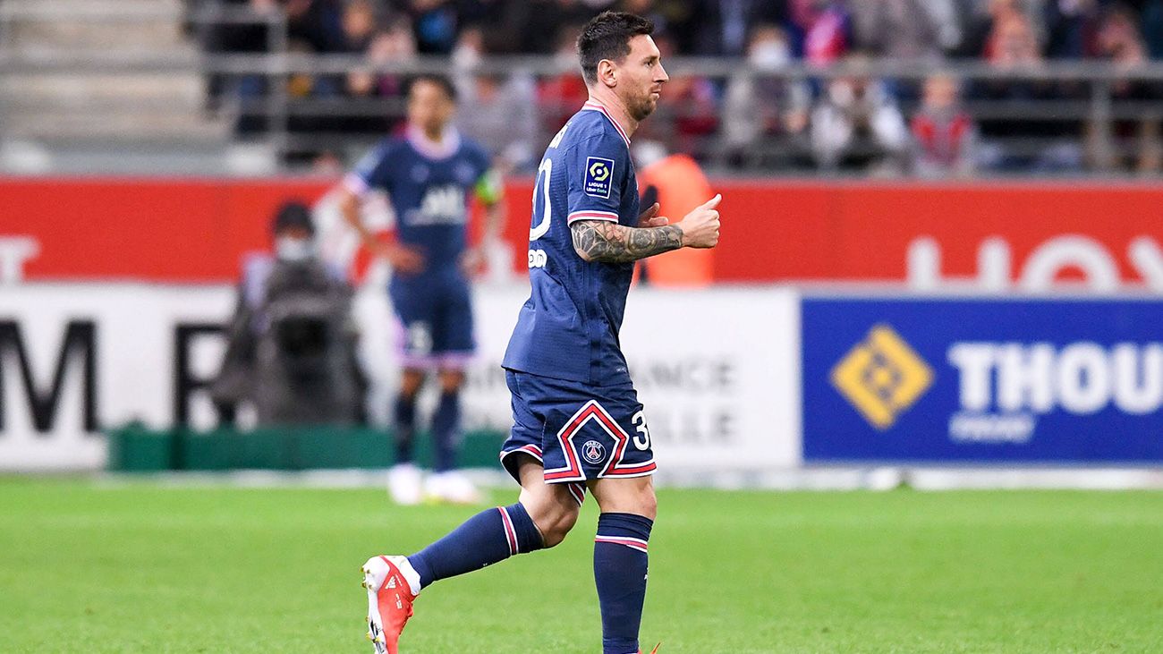 Leo Messi jumps to the field with the PSG
