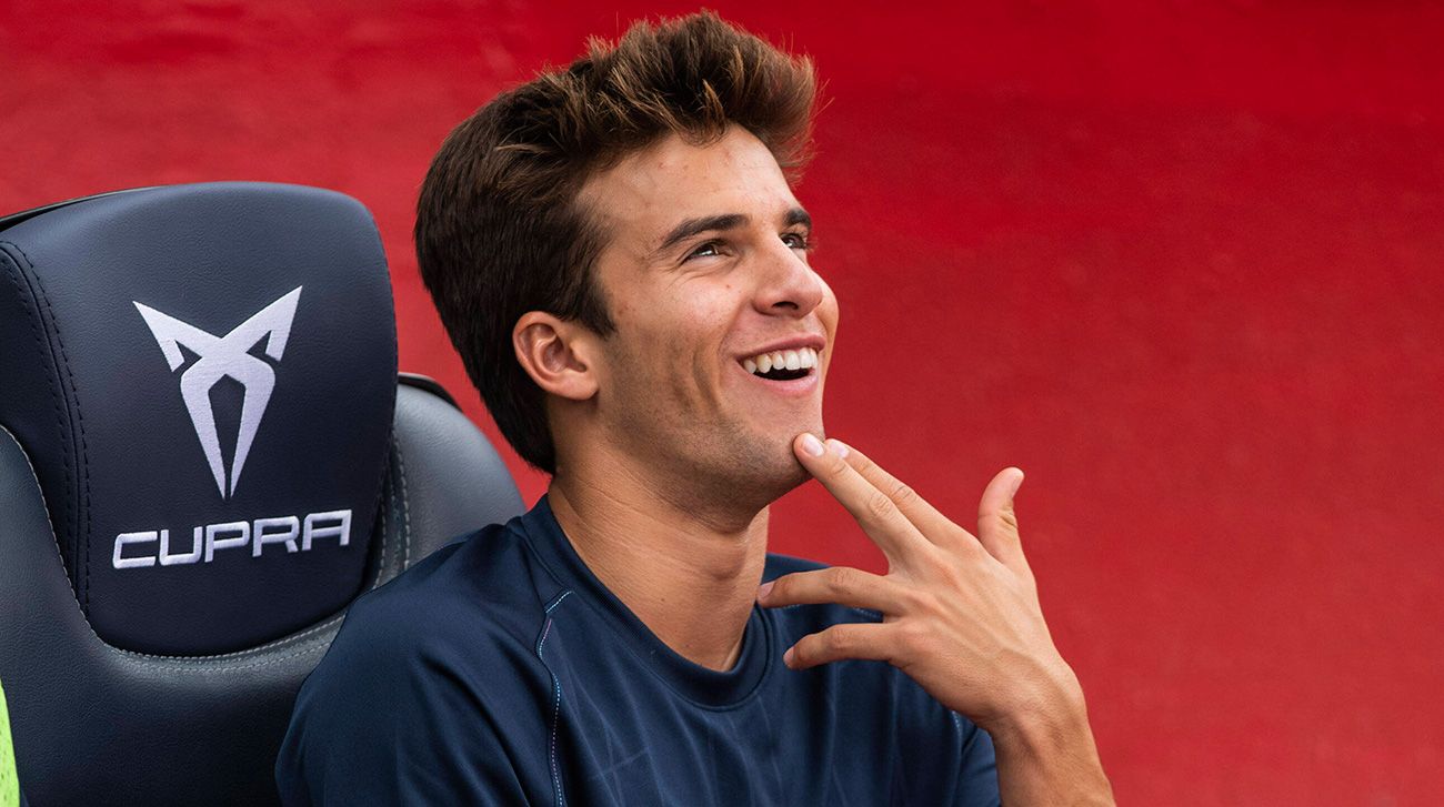 Riqui Puig laughs  in the bench