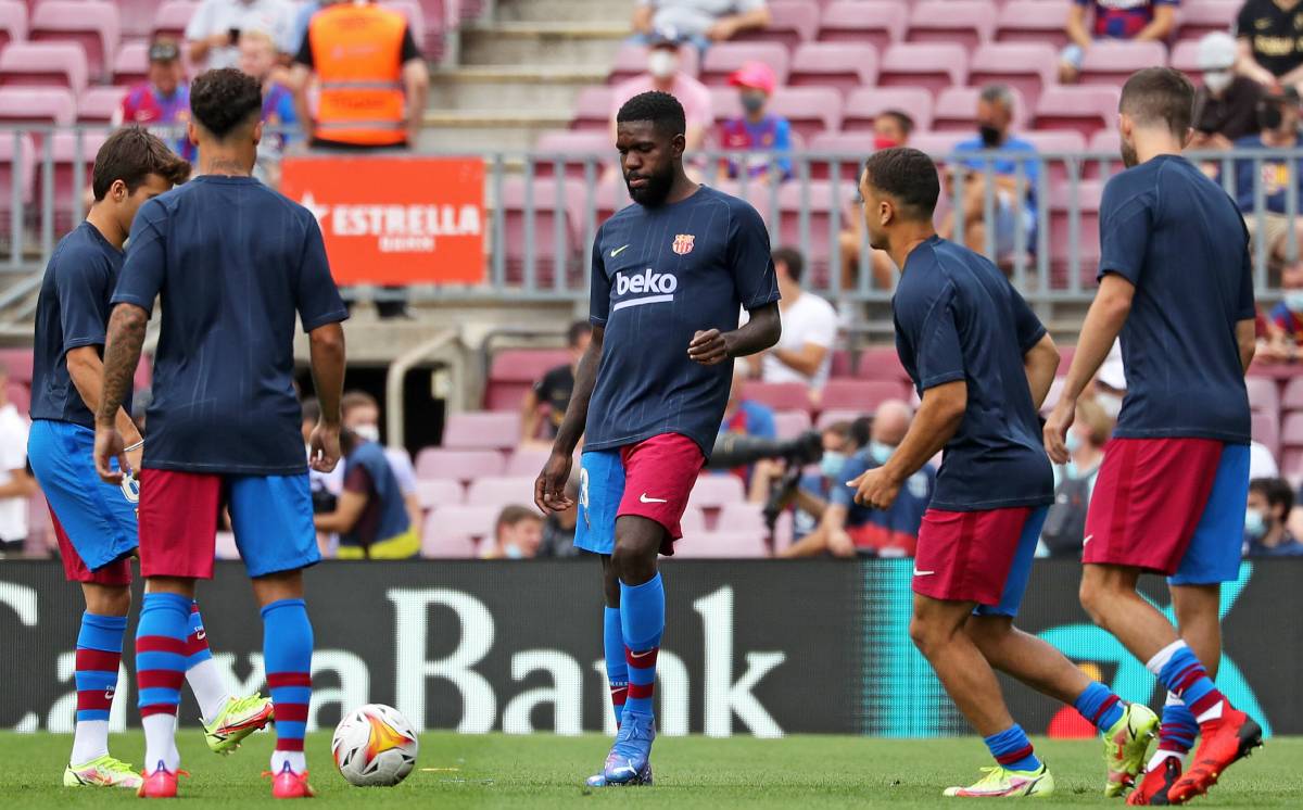 Samuel Umtiti calienta con sus compañeros en el FC Barcelona