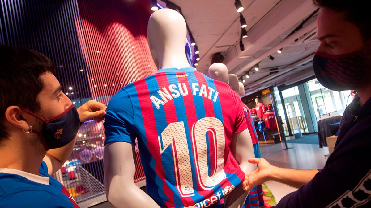 T-shirt of Ansu Fati in the official shop of the FC Barcelona