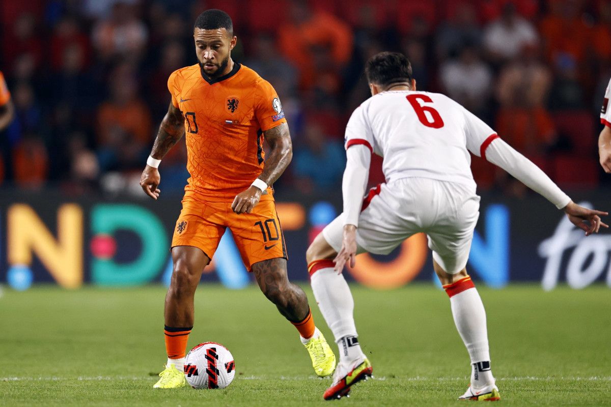 Depay brilló con un doblete en el partido de Holanda contra Montenegro