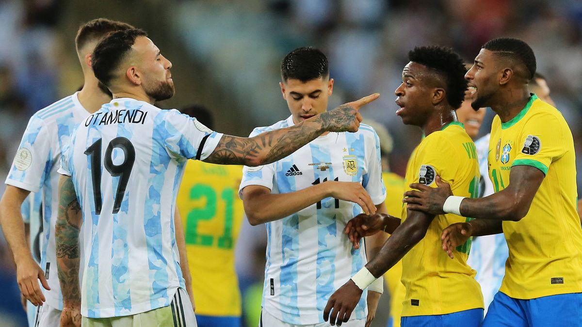 Los jugadores de Brasil y Argentina, discutiendo durante un partido
