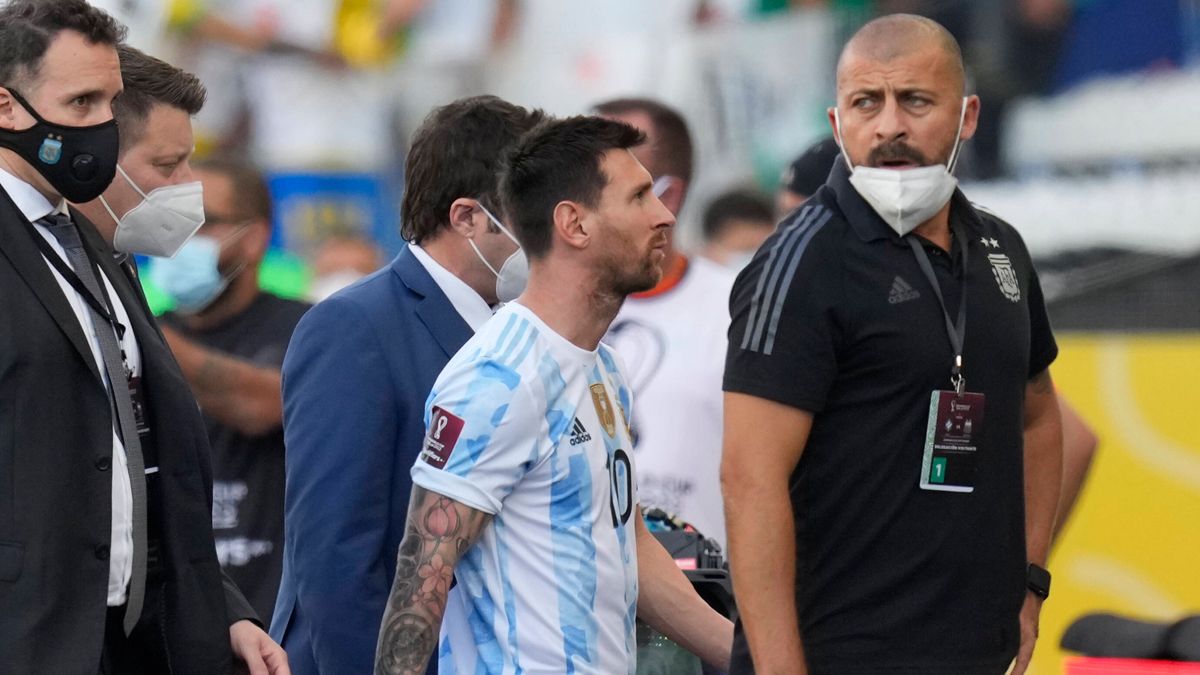 Leo Messi abandonando el campo tras el Brasil-Argentina