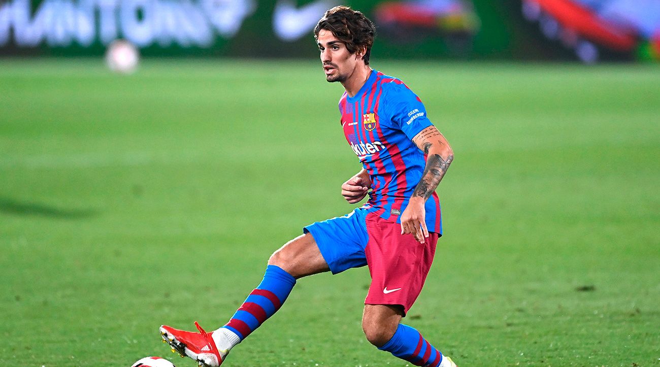 Álex Hill in a friendly with the Barça