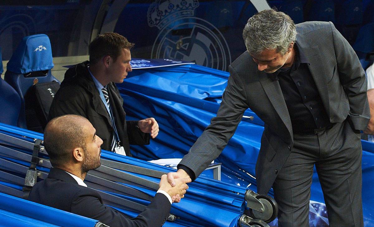 Pep Guardiola y José Mourinho se saludan antes del Clásico