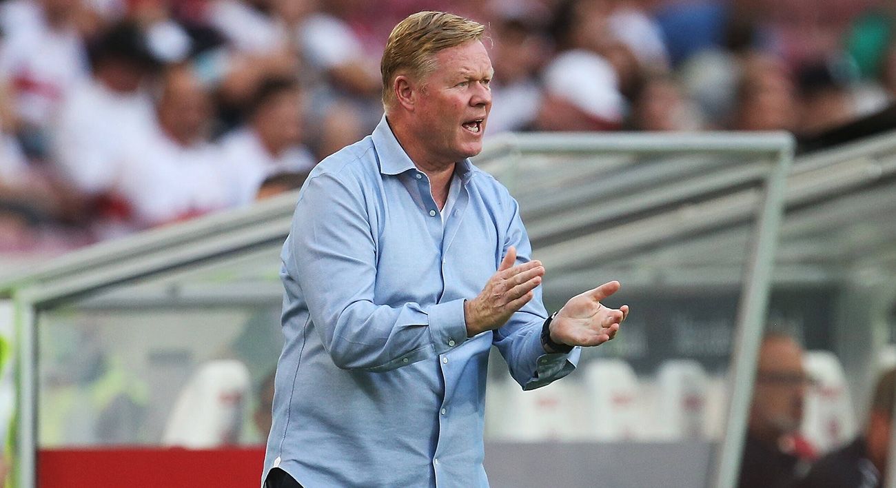 Ronald Koeman aplaude en un amistoso