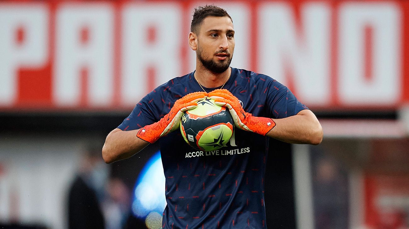 Gianluigi Donnarumma en un calentamiento con el PSG