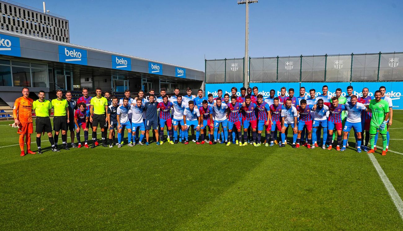 Jugadores del Barça y del Prat posan en una foto / Imagen: Twitter Oficial FCB