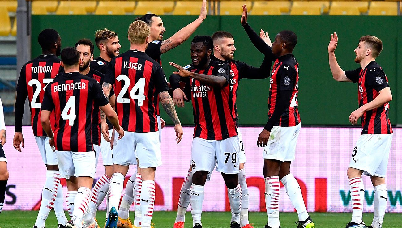 Varios jugadores del Milán celebran un gol