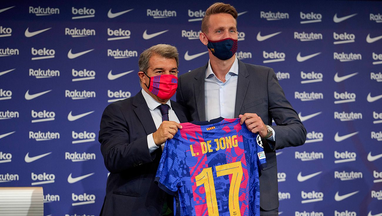 Luuk Of Jong and Laporta pose with the T-shirt of the forward