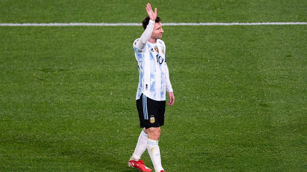 Leo Messi greets to the Argentinian fans