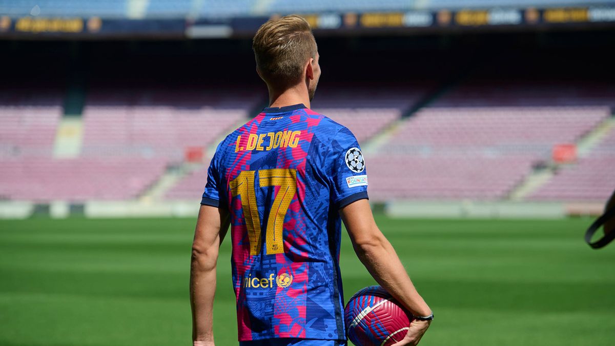 Luuk Of Jong, in the Camp Nou during his presentación with the Barçto