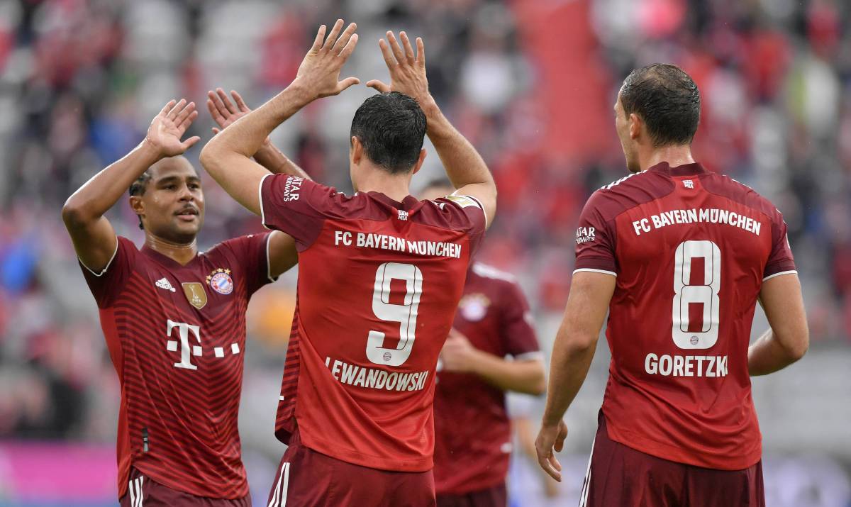 Serge Gnabry y Robert Lewandowski celebran un gol con el Bayern