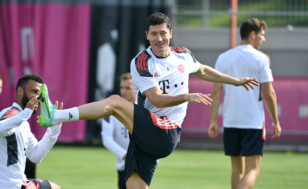 Robert Lewandowski trains  with the Bayern