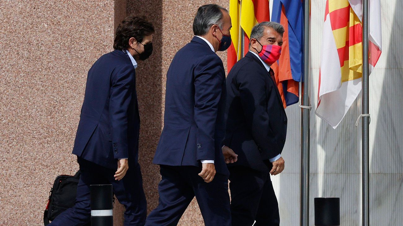 Laporta, Yuste y Alemany, entrando a las oficinas del Camp Nou