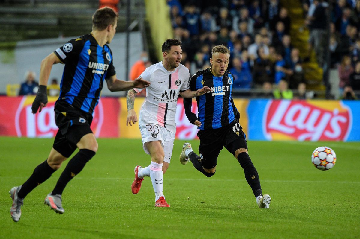 Messi jugando con el PSG en la Champions contra el Brujas