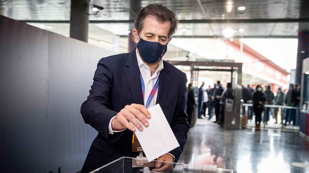 Toni Freixa votando en las elecciones del Barça