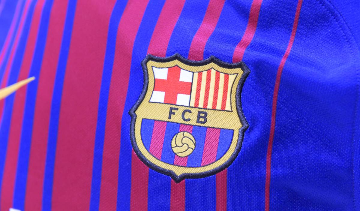 Escudo del Barça sobre una de sus camisetas