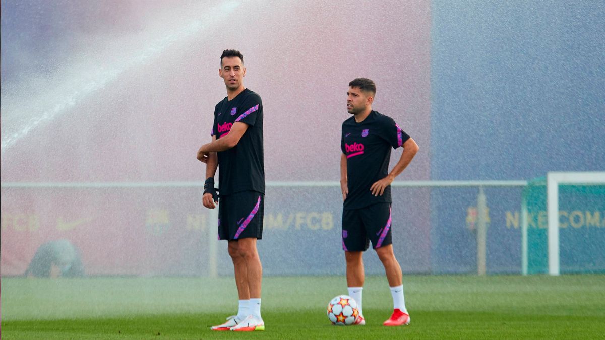 Sergio Busquets y Jordi Alba durante un entrenamiento con el Barça