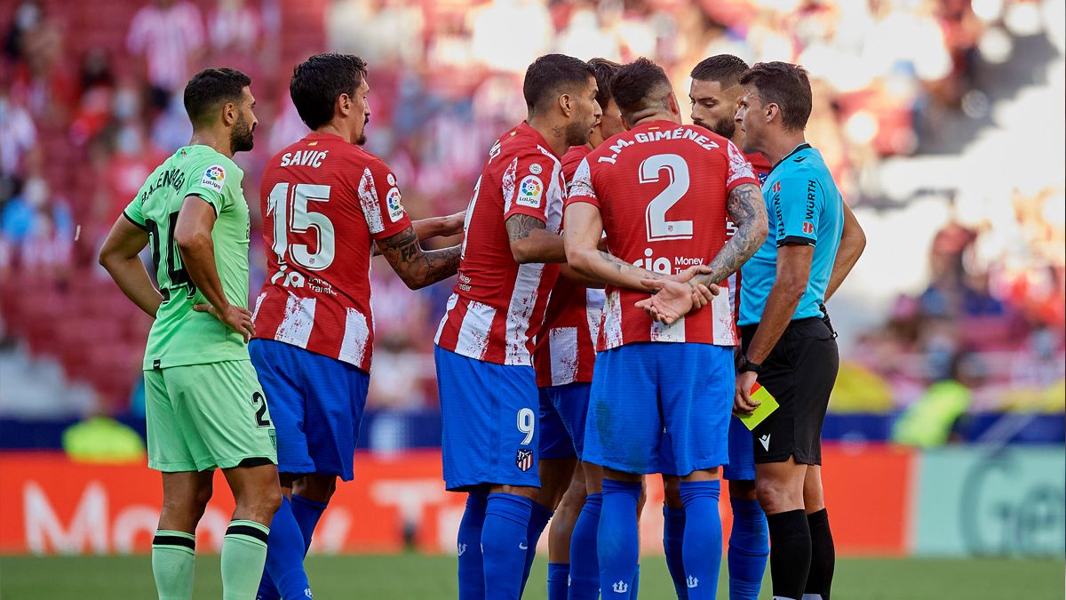 Los jugadores del Atlético de Madrid protestando a Gil Manzano