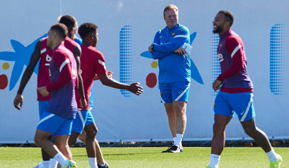 Ronald Koeman directs a session of training of the FC Barcelona
