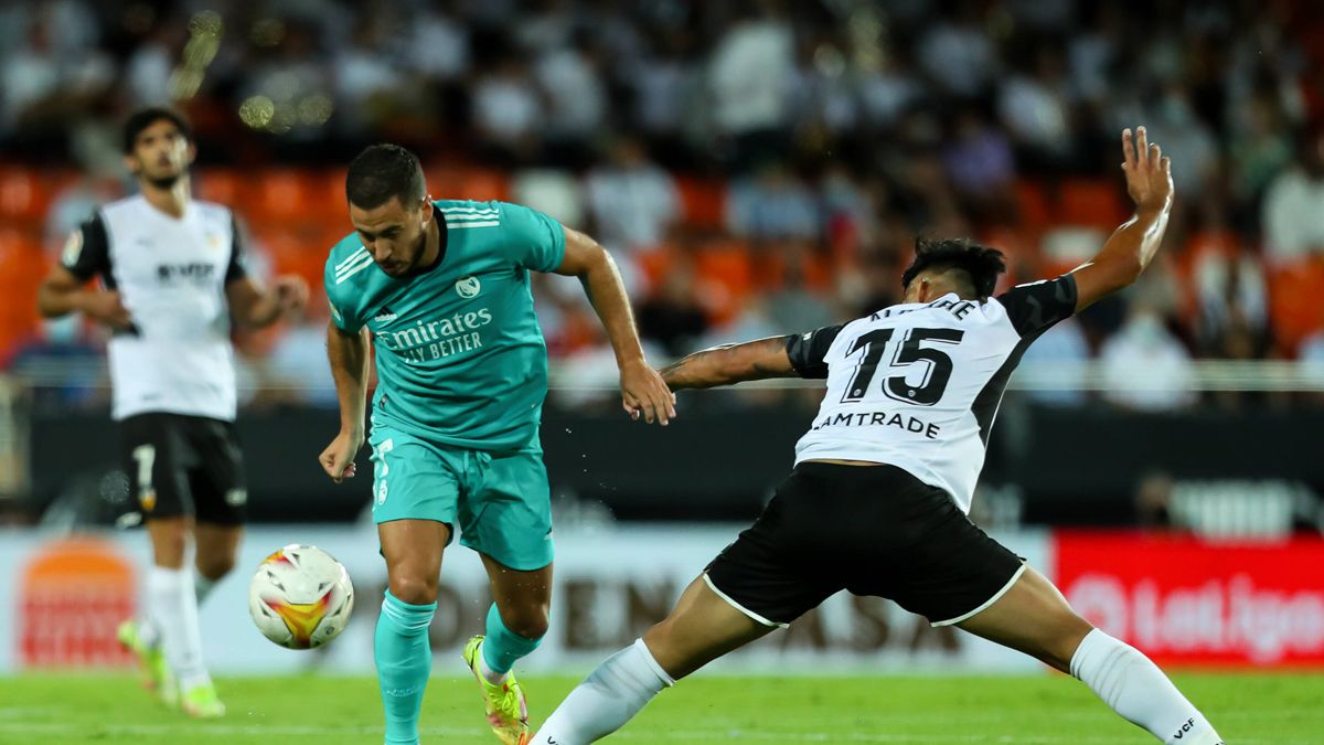 Eden Hazard y Omar Alderete en la disputa de un balón