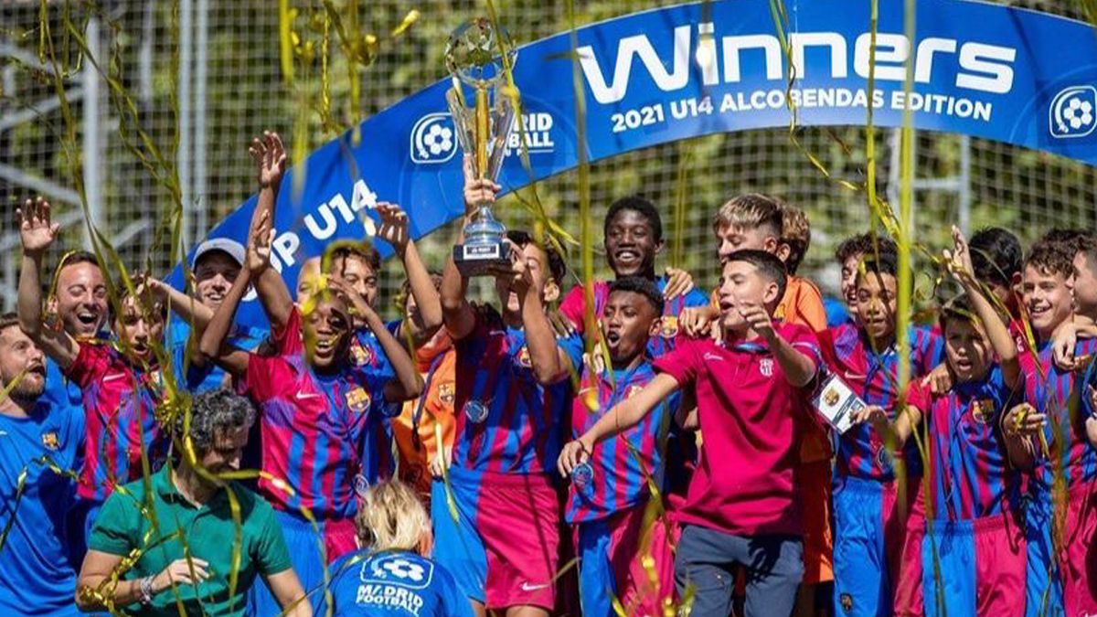 El Infantil A del FC Barcelona celebrando el título de la Madrid Football Cup (Imagen: @FCBMasia en Twitter)