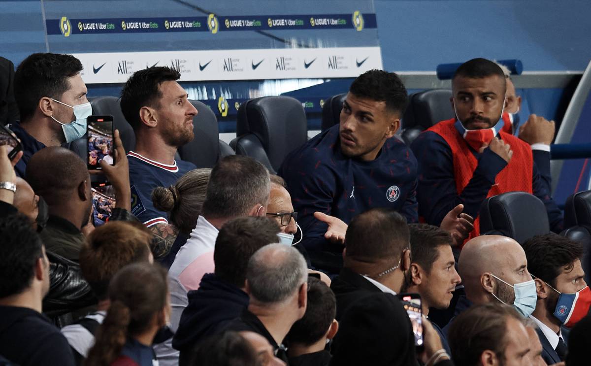 Messi, molesto tras ser retirado en el PSG-Lyon