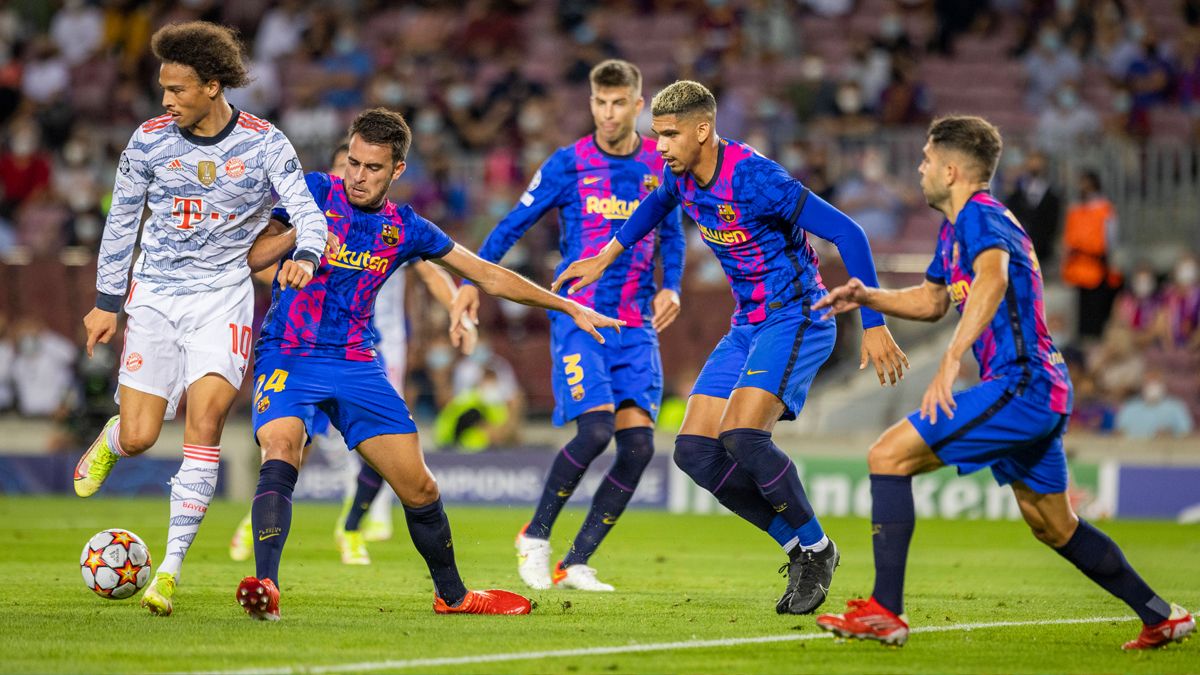 Los jugadores del Barça en la disputa de un balón con Leroy Sané