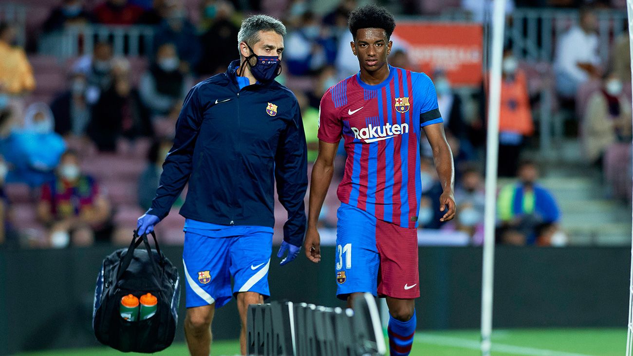 Alejandro Balde se marcha con el doctor del Barça