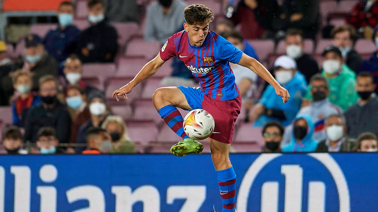 Gavi controla la pelota ante el Granada