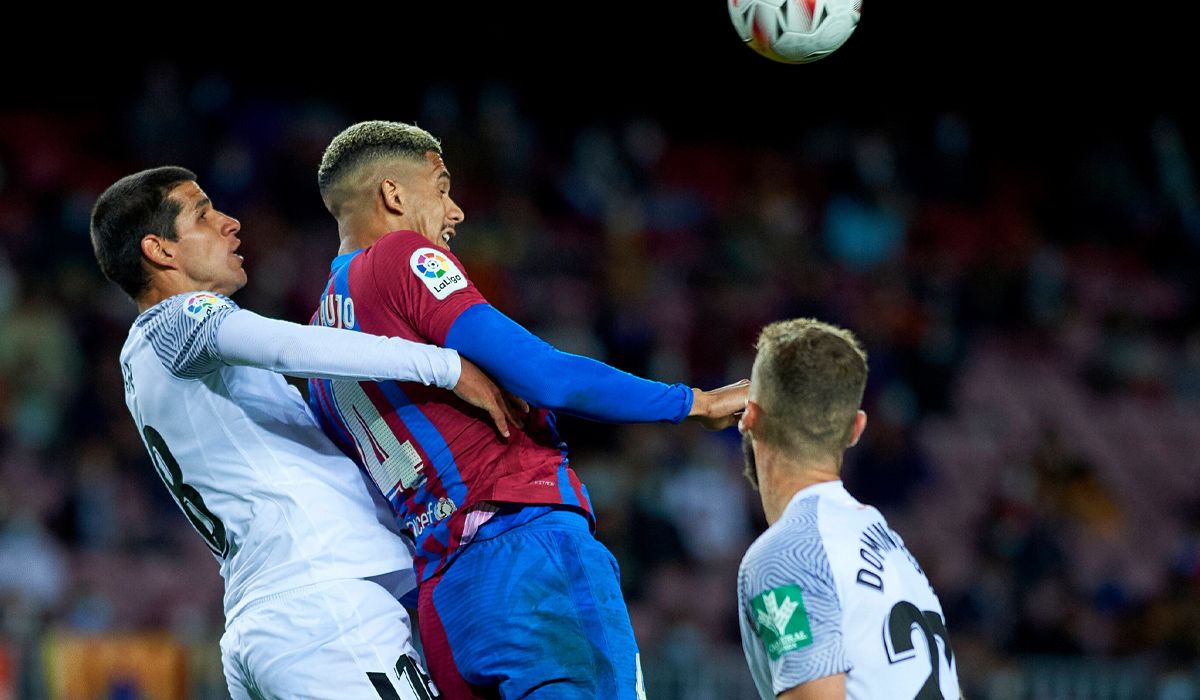 Míticos defensas uruguayos bañaron en elogios a Araújo