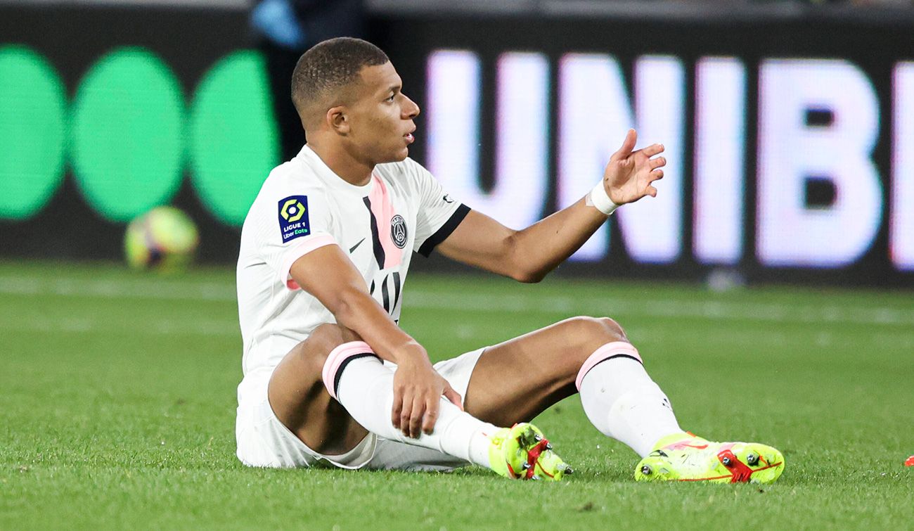 Kylian Mbappé se queja desde el suelo