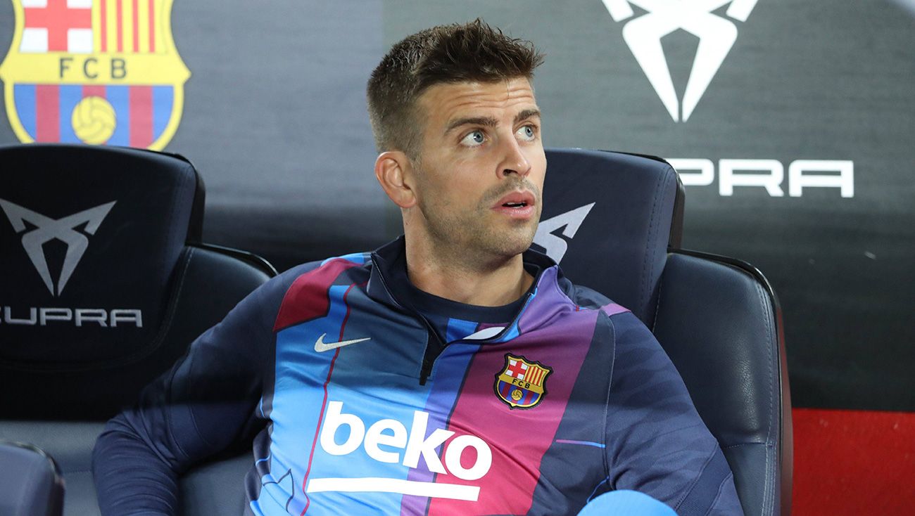 Piqué en el banquillo del Barça