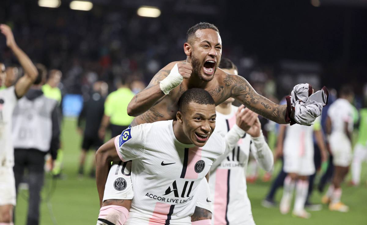 Kylian Mbappé y Neymar Jr. celebran la victoria del PSG ante el Metz