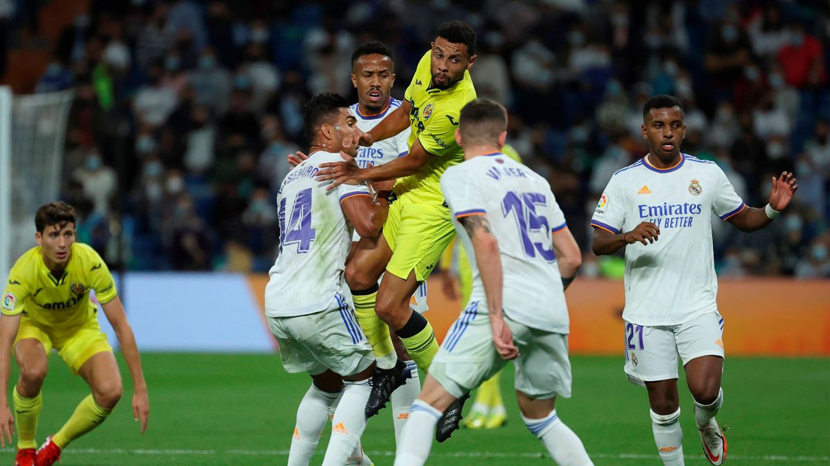 Los jugadores del Real Madrid en la disputa de un balón ante el Villarreal
