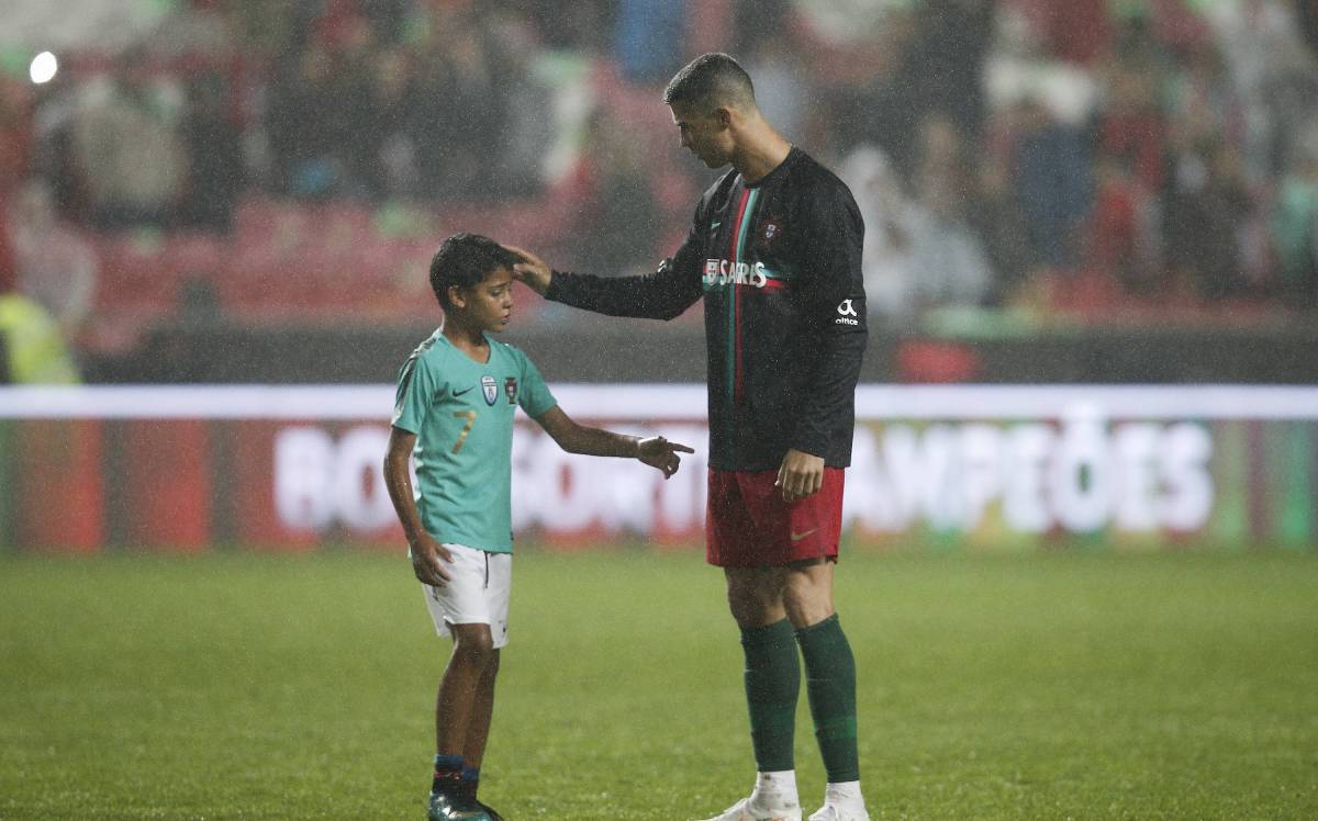 Cristiano Ronaldo, junto a su hijo en un calentamiento de la selección portuguesa