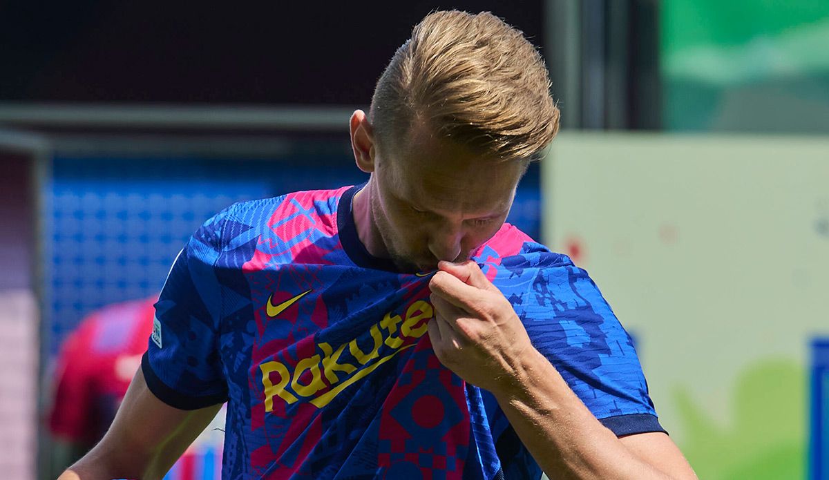 Luuk De Jong, besando el escudo del Barça