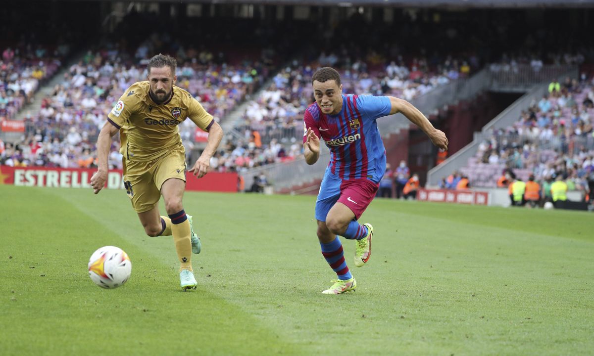 Dest corre un balón ante el Levante