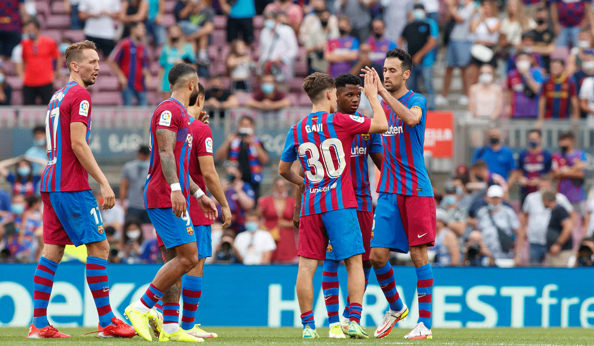 Jugadores del FC Barcelona, celebran un tanto ante el Levante