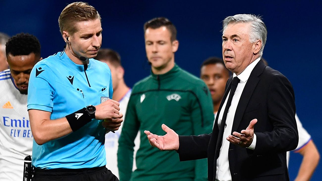 Carlo Ancelotti complains to the referee