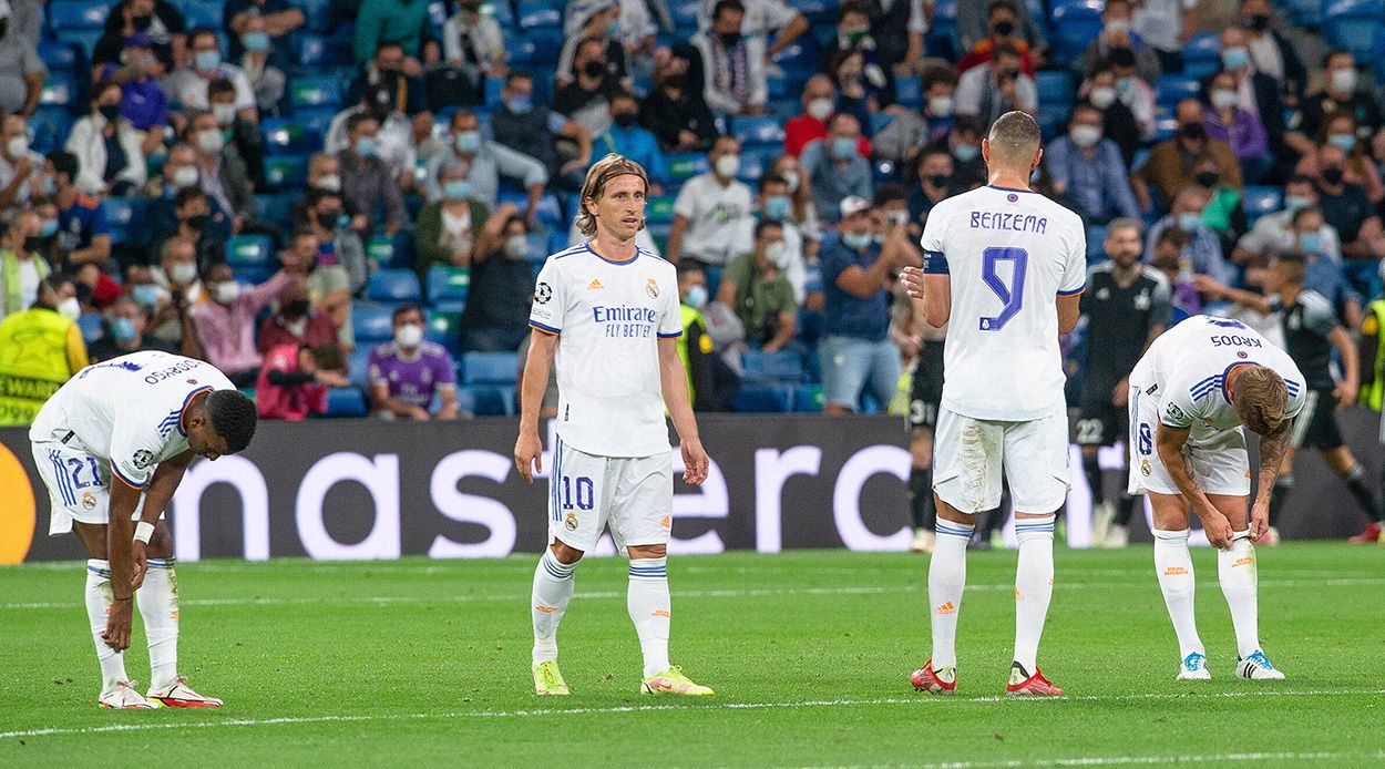 Varios jugadores del Madrid tras el 1-2 del Sheriff