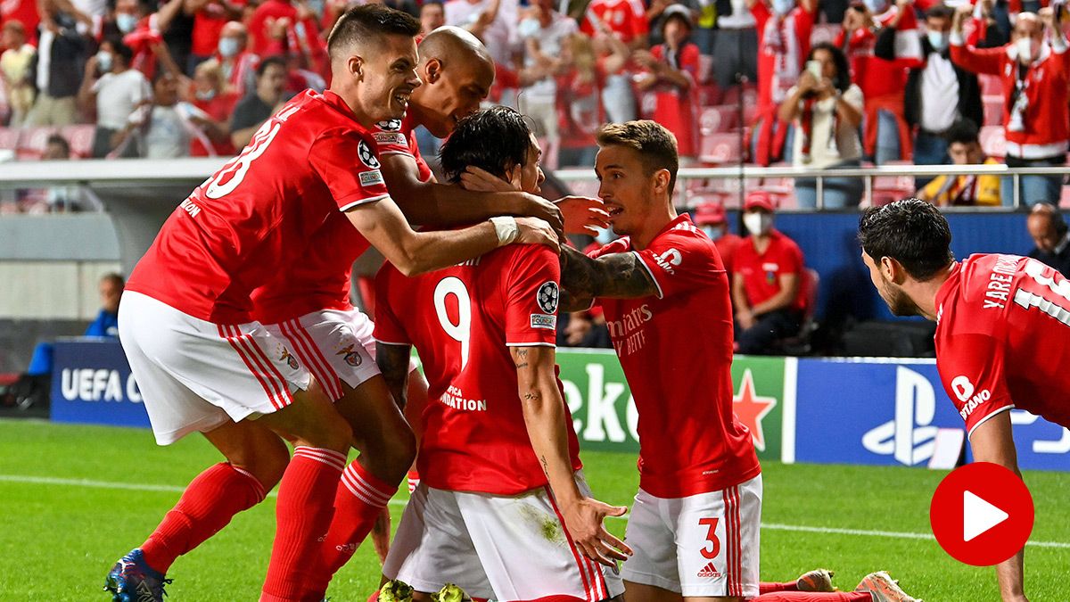 El Benfica, celebrando uno de los goles contra el Barça