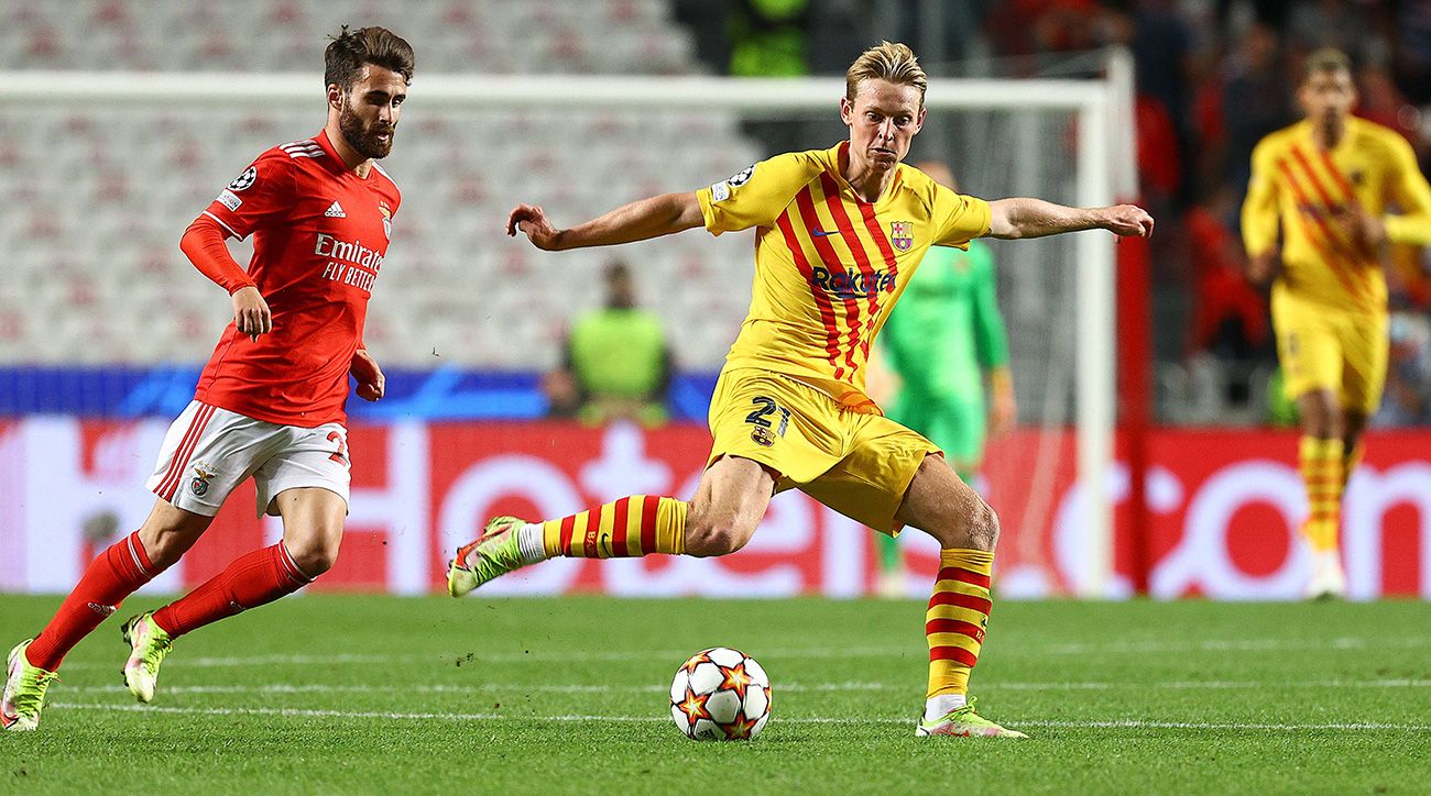 Frenkie Of Jong in a played in front of the Benfica