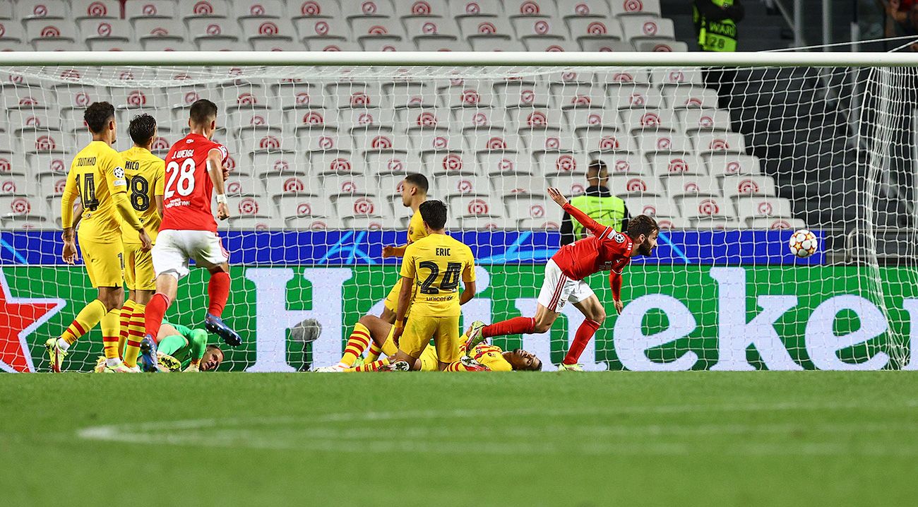 Rafa Silva marks the 2-0 in front of the Barça