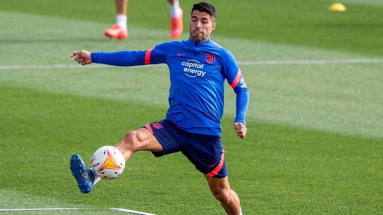 Luis Suárez controls a balloon in a training