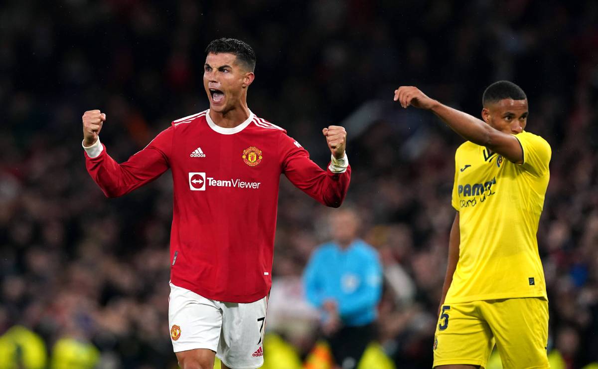 Cristiano Ronaldo celebrates his goal in front of the Villarreal