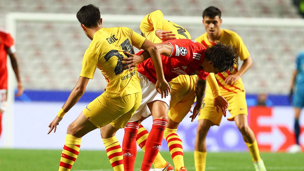 Eric García, in the dispute for a ball