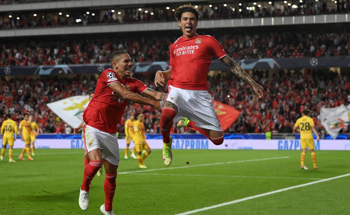 Darwin Núñez y Lucas Veríssimo celebran uno de los goles del Benfica ante el Barça