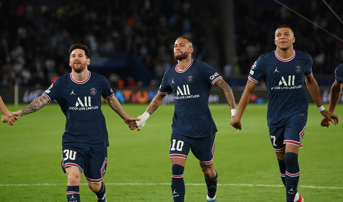 Lionel Messi, Neymar Jr. And Kylian Mbappé celebrate the victory in front of the City